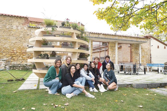 Los estudiantes participaron ayer en un ‘Planting Workshop’ organizado por The Nurture Hub en el campus de Segovia.