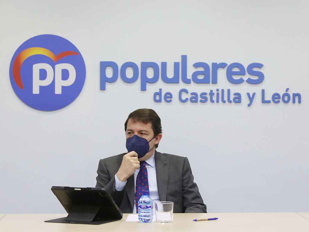 Mañueco promete más presupuesto para sanidad y mejores condiciones a los médicos