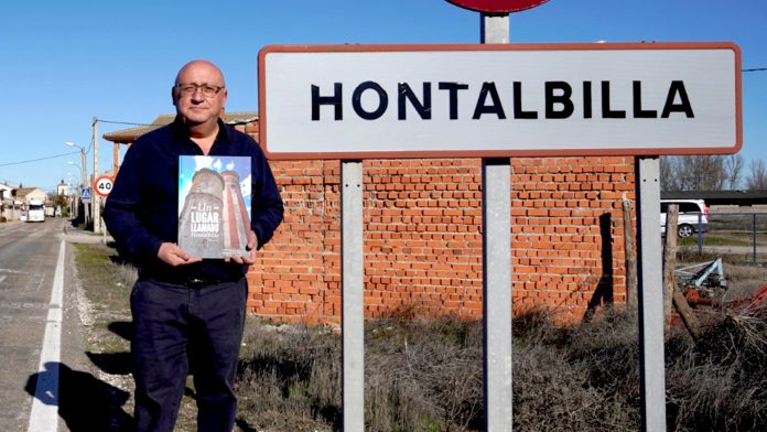 El autor del libro, Santiago García Garrido, en una de las entradas a la localidad de Hontalbilla.