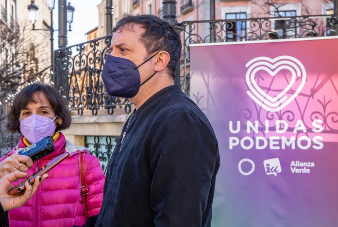 Amada Peñalosa y Carlos Serrano atendieron a los medios en la Plaza Mayor de Segovia. / NEREA LLORENTE
