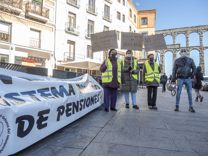 Pancartas y pensionistas en la avenida del Acueducto. / NEREA LLORENTE