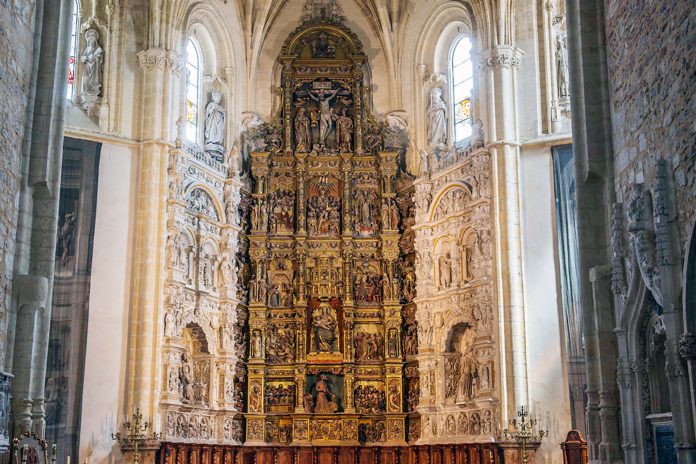 El imponente retablo del Parral, pendiente de restauración. / KAMARERO