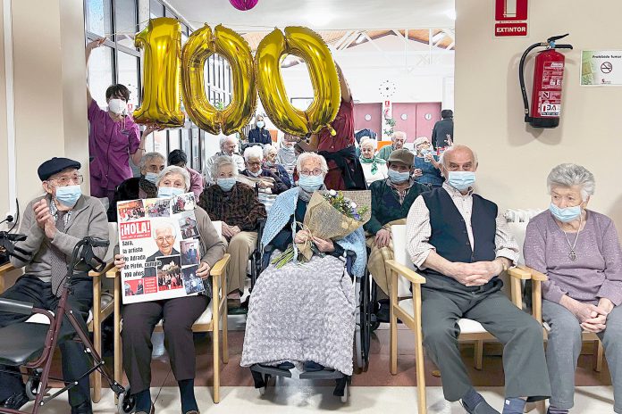 Los residentes celebran los 100 años de Sara Bayón. / EL ADELANTADO