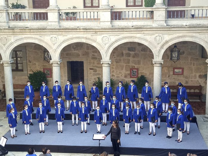 La Escolanía de Segovia en uno de sus conciertos, dirigida por Marisa Martín. / E. A.