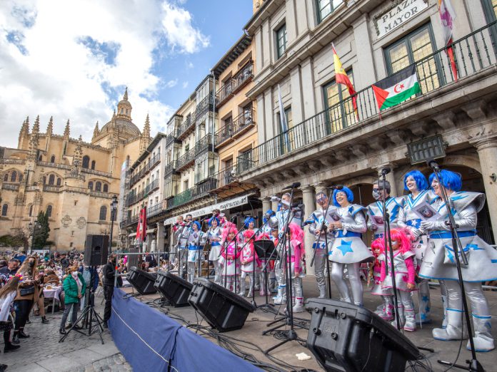 Cientos de personas abarrotaron la Plaza Mayor de Segovia, donde se concentraron las cuatro comparsas: ‘Semaforitos’, ‘Vacceos’, ‘Semifusa’ y ‘El club de los viernes’. / NEREA LLORENTE