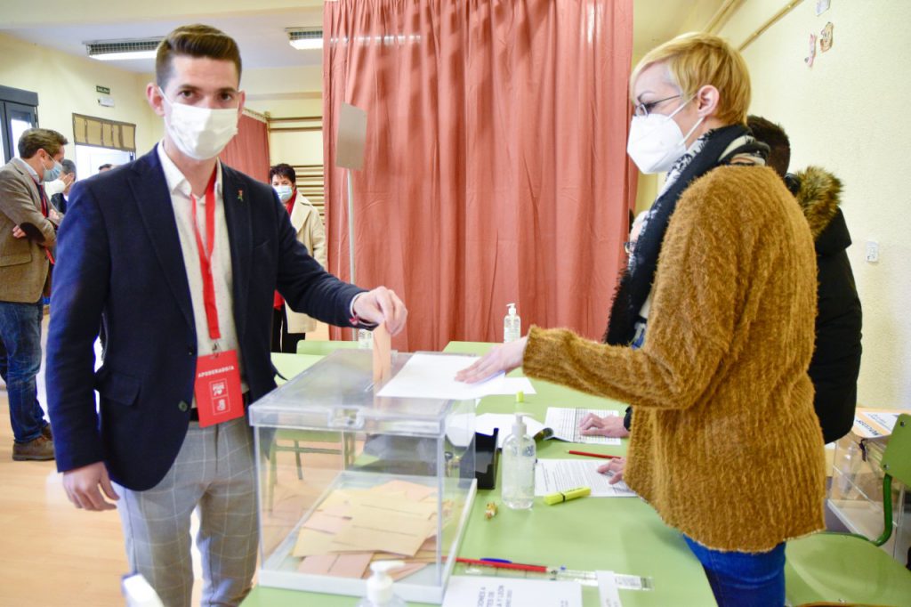 El candidato del PSOE por Segovia Sergio Iglesias vota en el colegio Villalpando de la capital. / EL ADELANTADO