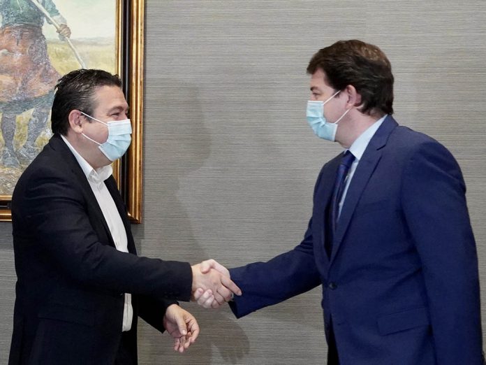 El presidente de la Junta de Castilla y León Alfonso Fernández Mañueco saluda al portavoz de UPL Luis Mariano Santos. / ICAL - MIRIAM CHACÓN