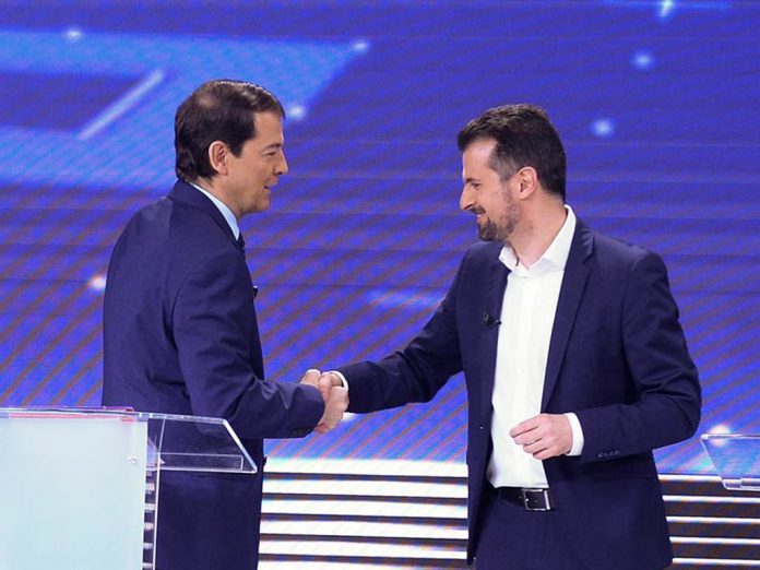 Alfonso Fernández Mañueco (PP) y Luis Tudanca (PSOE) se saludan en el último debate electoral. / EFE - NACHO GALLEGO