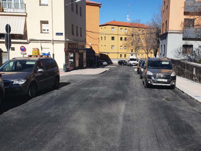 Trabajos de asfaltado en la calle Tomasa de la Iglesia. / EL ADELANTADO