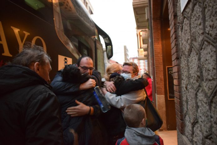 Los refugiados ucranianos abrazan a sus familiares nada más bajar del autobús en Aranda de Duero. / E. A.