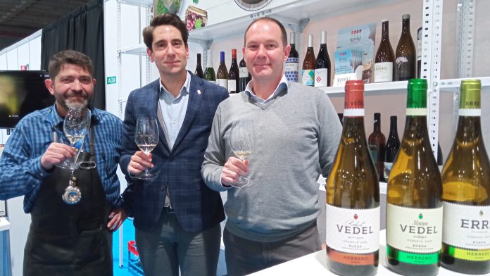 El concejal de Turismo, Miguel Merino, durante una de las catas de vino que tuvo lugar en la feria. / E.A. El concejal de Turismo, Miguel Merino, durante una de las catas de vino que tuvo lugar en la feria. / E.A.