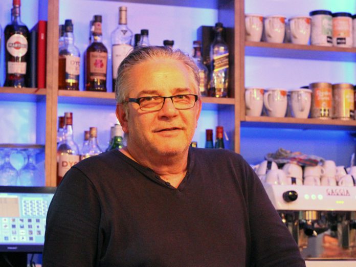 Roberto Gómez tras la barra del bar ‘Le Bistró’, en Sebúlcor, días antes de emprender su viaje a Ucrania. / ANA Mª CRIADO