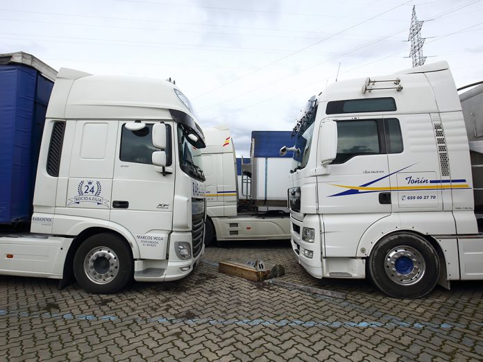 Dos camiones aparcados en la primera jornada de paro nacional indefinido del transporte. / ICAL