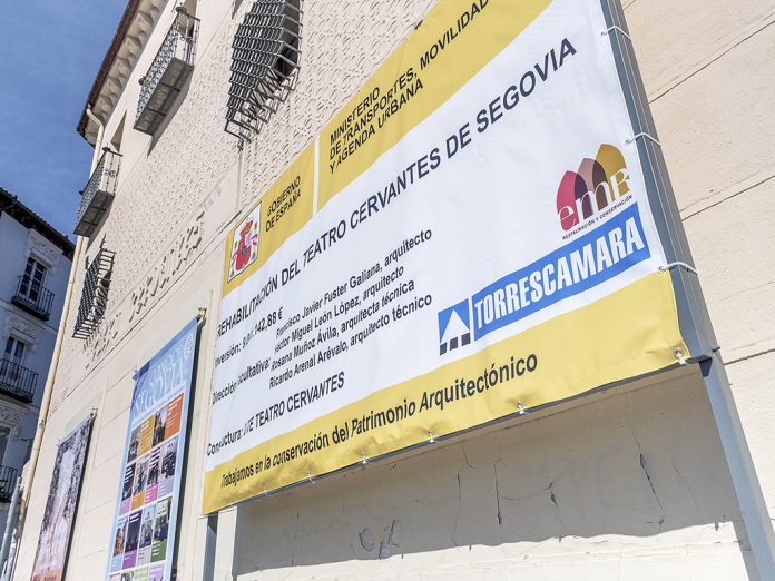 Cartel informativo sobre la rehabilitación en la fachada del teatro. / Kamarero