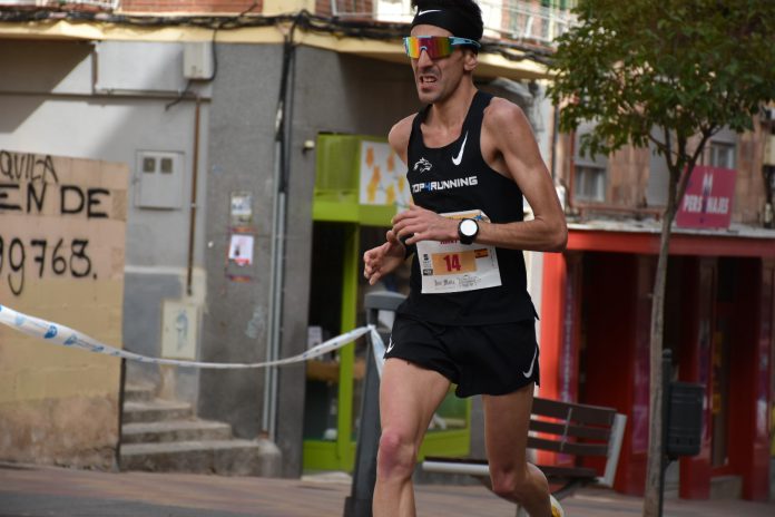 Xavi Tomasa liderando la media maratón de Segovia. / A.M.