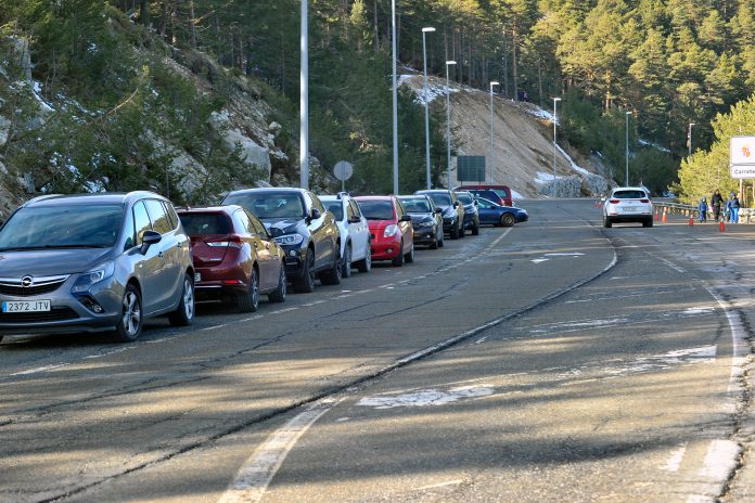 Tráfico intenso en la carretera que sube al Puerto de Navacerrada./ KAMARERO