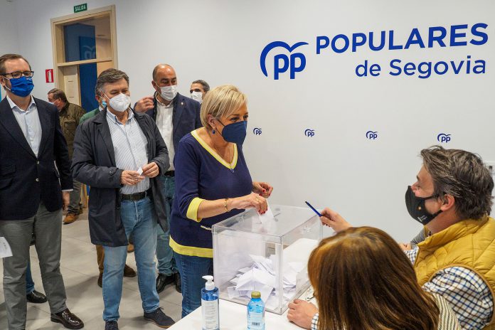 Paloma Sanz deposita su voto. / KAMARERO Paloma Sanz deposita su voto. / KAMARERO