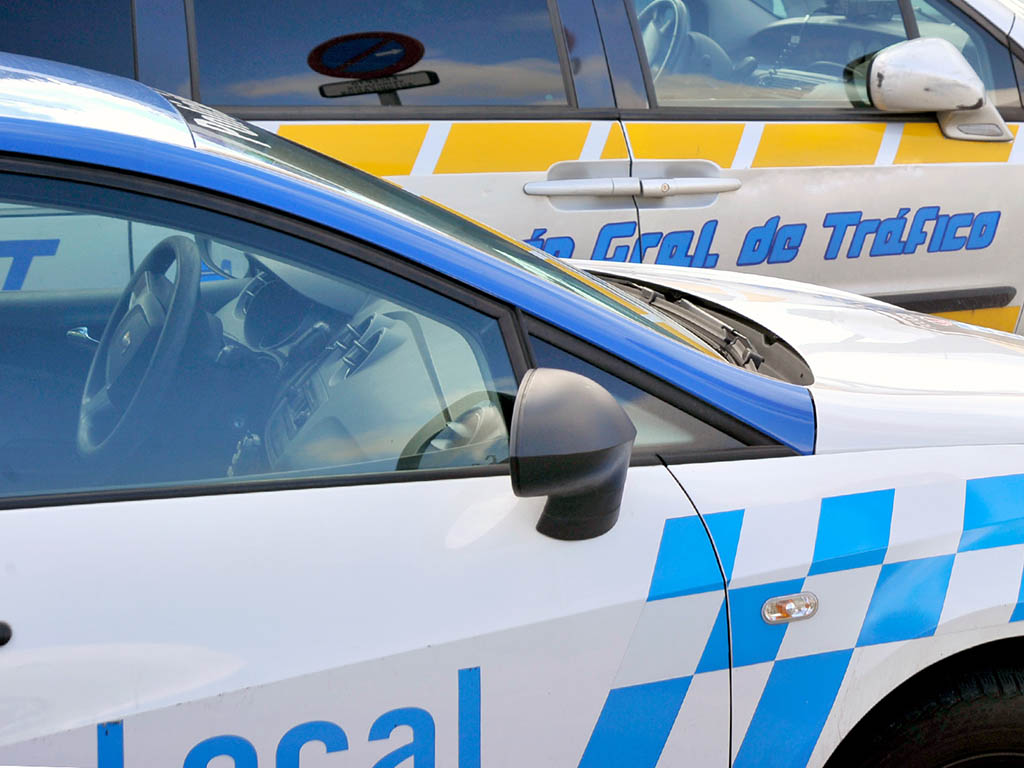 Un conductor ebrio se sale de la vía y choca contra una valla