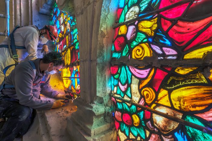 Vista de los trabajos de restauración de las vidrieras de la Catedral de Segovia. / EL ADELANTADO