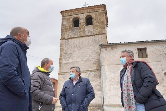 Representantes de la Diputación y del Ayuntamiento de Pinarnegrillo frente a la iglesia. / EL ADELANTADO