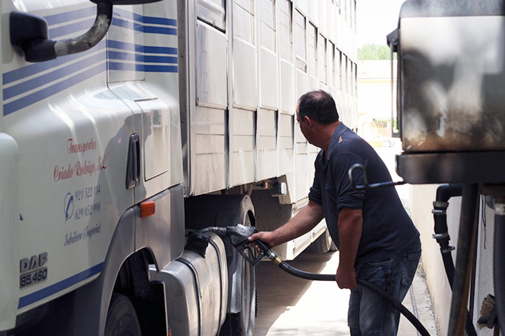 Un conductor de camión llena el depósito de gasoil de su vehículo. / ANA Mª CRIADO