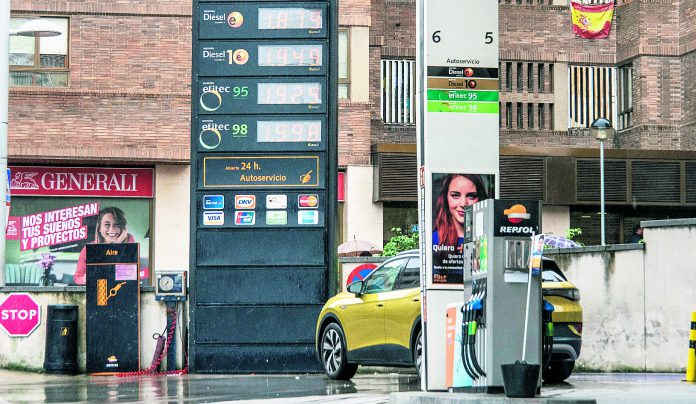 En multitud de estaciones de servicio de la provincia el coste del litro de gasóleo A y gasolina sin plomo 95 se ha acercado a los dos euros. / NEREA LLORENTE