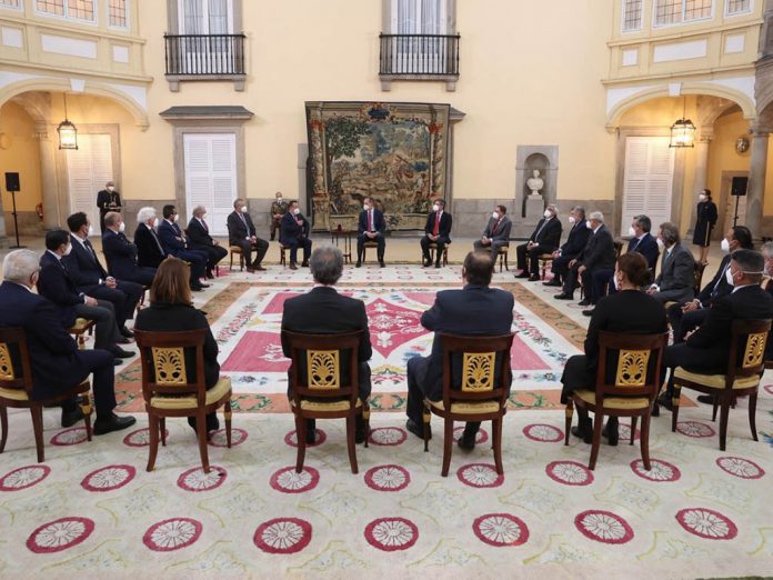 El rey Felipe VI, con los miembros del Comité Ejecutivo de Hostelería de España. / EL ADELANTADO