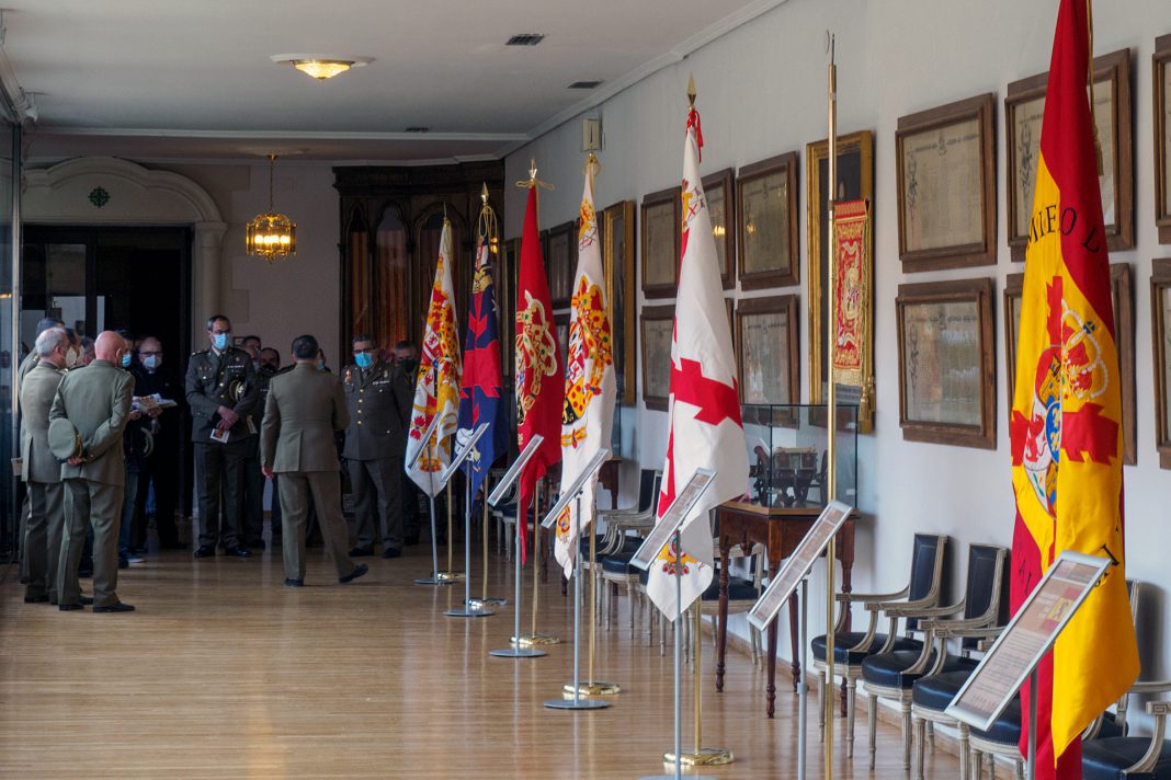 La muestra puede verse en la galería de promociones de la Academia de Artillería, donde están expuestas las banderas. / KAMARERO