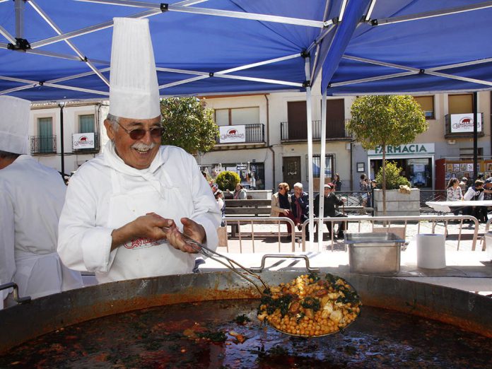 Un cocinero prepara la comida en una pasada edición de la Feria del Chorizo, de Cantimpalos. / NEREA LLORENTE