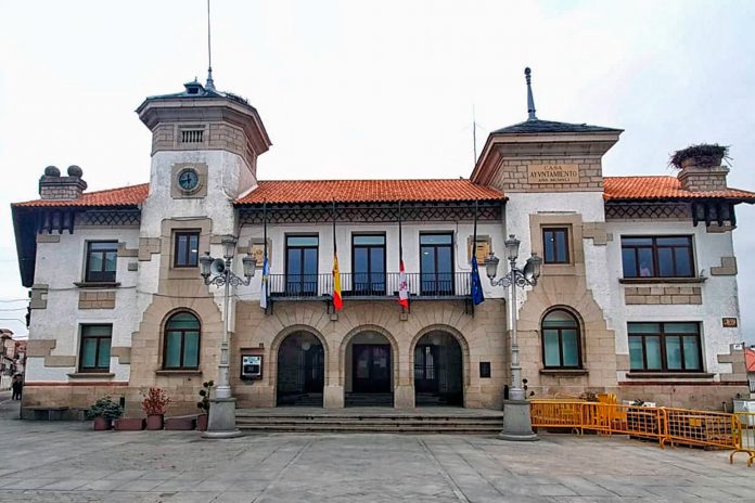 Fachada del Ayuntamiento de El Espinar. /E.A.