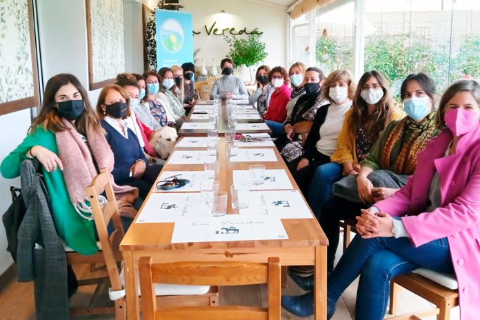 Participantes en el encuentro de mujeres emprendedoras, en La Vereda. /E.A.