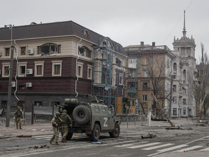 Militares rusos en la ciuad de Mariúpol. / EFE/EPA/SERGEI ILNITSKY