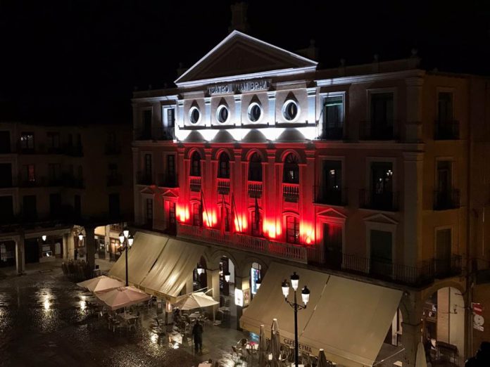 Teatro 'Juan Bravo', iluminado con motivo del día de la lucha contra la despoblación. / EL ADELANTADO Teatro 'Juan Bravo', iluminado con motivo del día de la lucha contra la despoblación. / EL ADELANTADO