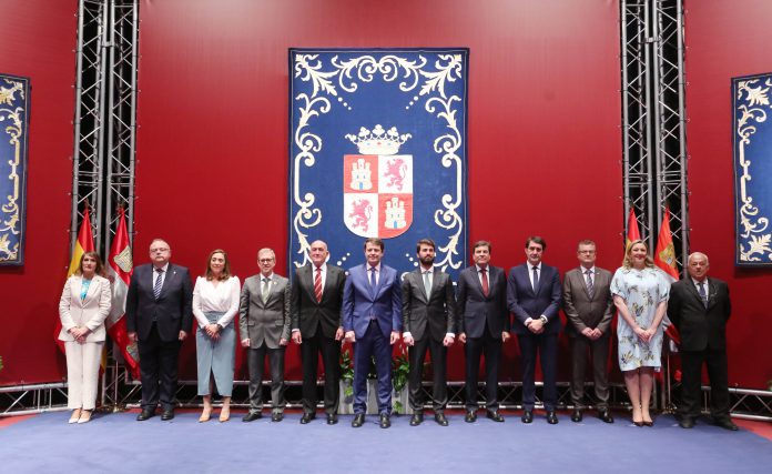 Toma de posesión de los consejeros y el vicepresidente de la Junta de Castilla y León. / ICAL - RUBÉN CACHO
