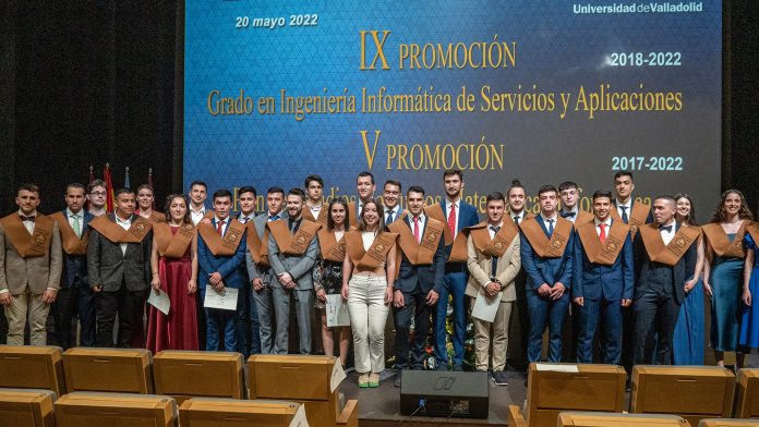 Alumnos de la novena promoción de Informática y de la quinta del doble grado de Matemáticas e Informática./ NEREA LLORENTE
