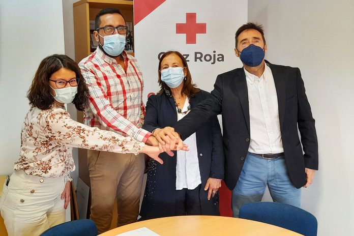 La firma del convenio tuvo lugar en la sede de Cruz Roja Segovia. / E. A.