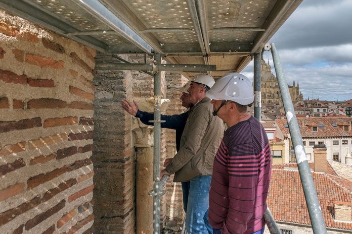 El delegado, en el centro, atiende explicaciones sobre los trabajos ya realizados en la iglesia románica. / Kamarero El delegado, en el centro, atiende explicaciones sobre los trabajos ya realizados en la iglesia románica. / Kamarero