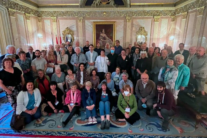 El Ayuntamiento de Segovia dio la bienvenida este martes a los participantes en el Congreso de Vencejos. / E. A.