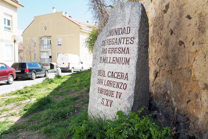 Esta inscripción, en la proximidad del pilón de San Lorenzo, recuerda el origen histórico de la concesión. / Kamarero