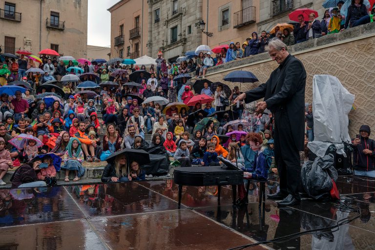 La lluvia no puede con las ganas de títeres en Segovia
