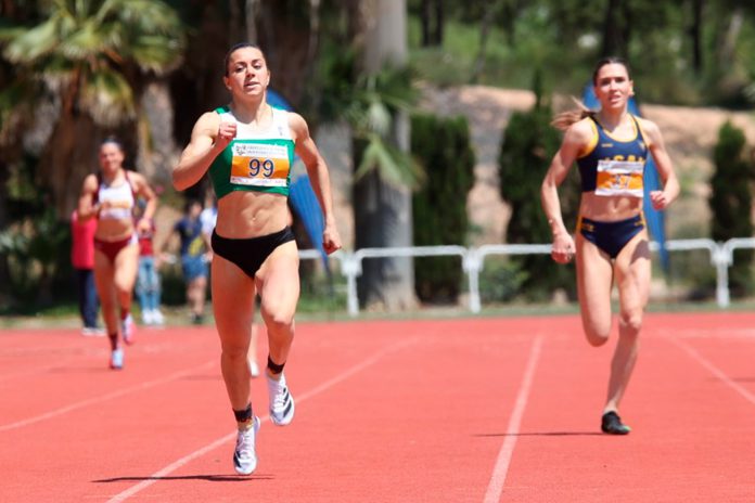 Ángela García, llegando a meta en el campeonato universitario./ E.A. Ángela García, llegando a meta en el campeonato universitario./ E.A.