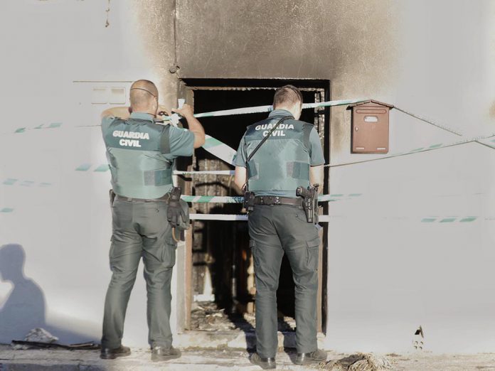 Agentes de la Guardia Civil, en el incendio de la casa de Jemenuño. / ICAL - NACHO VALVERDE