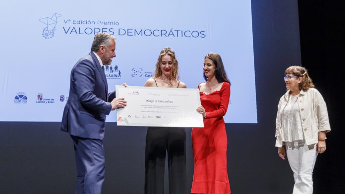 El presidente de las Cortes, Carlos Pollán, entrega el premio a las ganadoras de los Premios 'Valores democráticos'. / NEREA LLORENTE