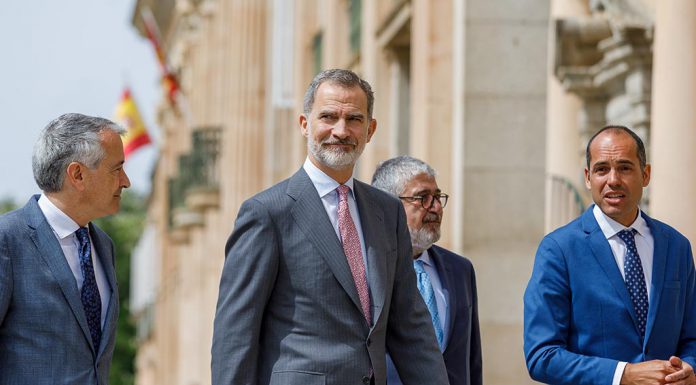 El rey Felipe VI, junto al alcalde de La Granja, Samuel Alonso (derecha). / ICAL - NACHO VALVERDE