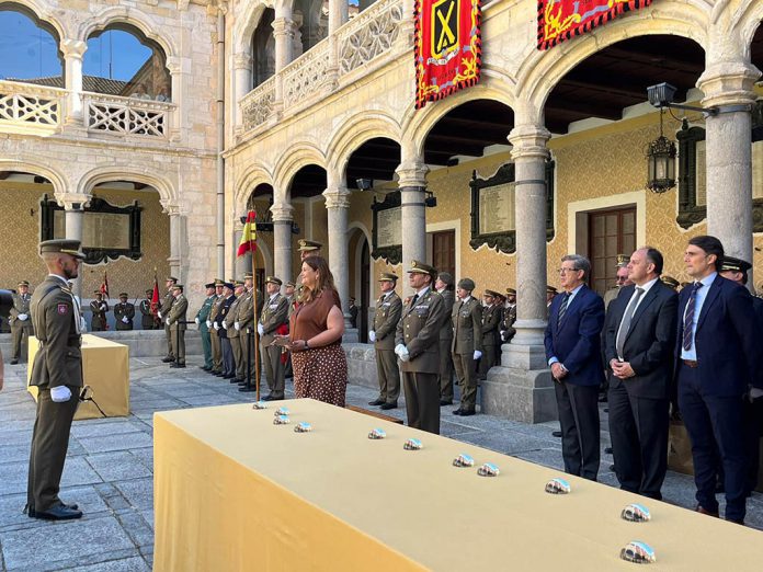 La alcaldesa de Segovia, Clara Martín, entrega a los artilleros el título de 'segoviano honorario'. / EL ADELANTADO