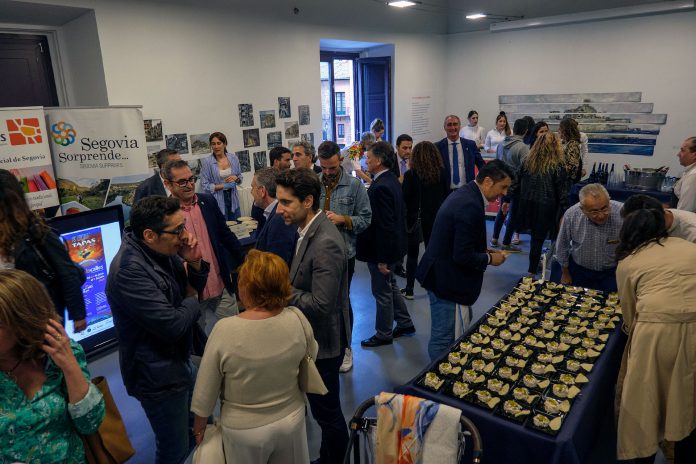 Presentación del XVIII Concurso de Tapas Decalles ayer en el Palacio de Quintanar. / Kamarero Presentación del XVIII Concurso de Tapas Decalles ayer en el Palacio de Quintanar. / Kamarero