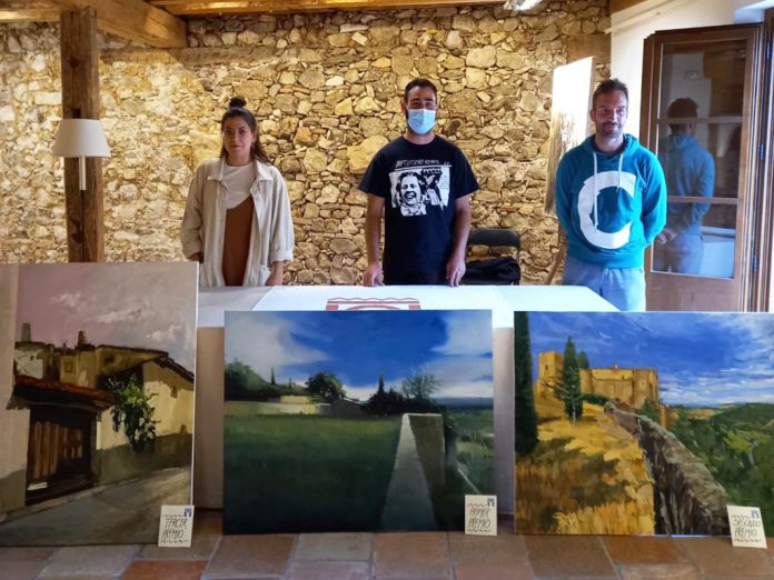 Mar Gómez (tercera), Diego Vallejo (primero) y Mario Pastor (segundo), con sus respectivas obras presentadas en el Concurso nacional de pintura rápida de Pedraza. / FUNDACIÓN 'VILLA DE PEDRAZA'