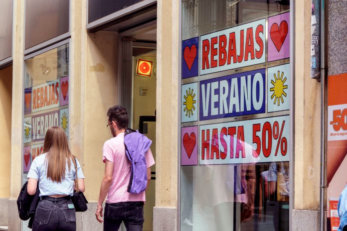 Los escaparates de las tiendas de Segovia lucen su nuevo aspecto, con carteles que alertan de los descuentos que podrán encontrarse en su interior y que varían desde el 10 al 50 por ciento. / KAMARERO