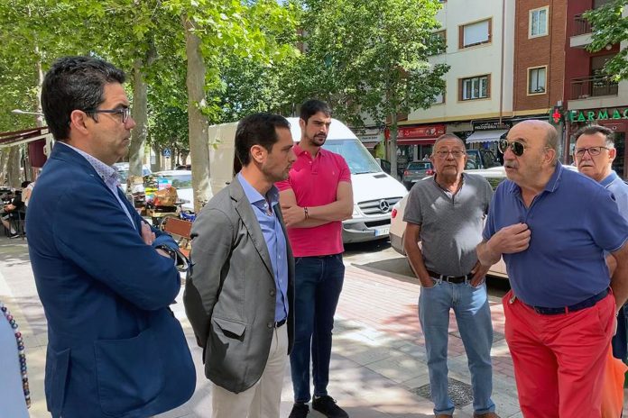 Pablo Pérez y los concejales del PP han visitado las zonas por las que discurre el carril bici y hablado con los vecinos.