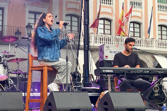 Yael Levi, durante su actuación en el certamen ‘Segovia Joven’ en la Plaza Mayor. / EL ADELANTADO